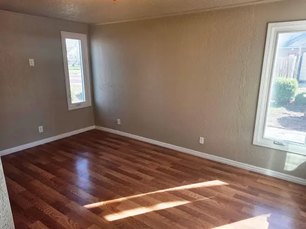 115 SW 4th St, Newton, KS 67114
