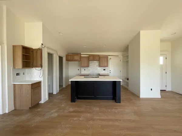1611 E Arrowhead St, Andover, KS 67002