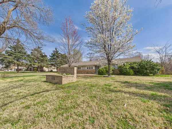 4 Louis Dr, Mulvane, KS 67110