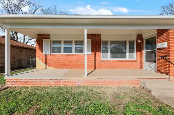 915 S Drury Ln, Wichita, KS 67207