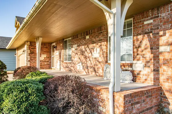915 N Cedar Brook Cir, Mulvane, KS 67110