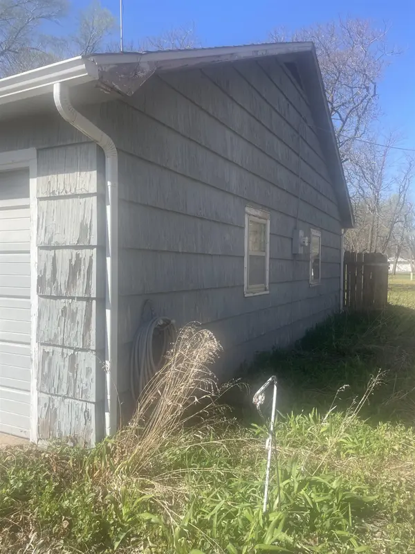 916 Van Buren St, Harper, KS 67058