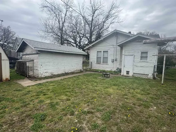 1016 E 15th Ave, Winfield, KS 67156