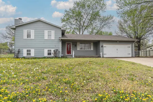 1621 Pin Oak Ct, Rose Hill, KS 67133