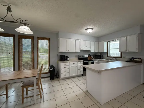 6658 S Bedford Cir, Derby, KS 67037