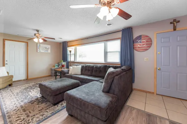 909 N Bebe St, Wichita, KS 67212