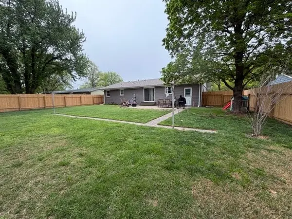 112 Willow Ln, Hesston, KS 67062