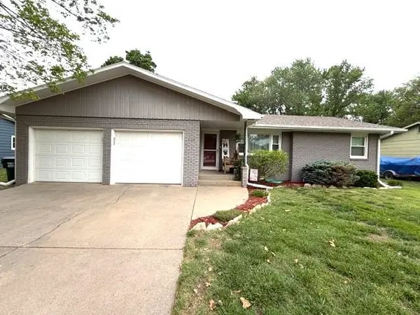 112 Willow Ln, Hesston, KS 67062