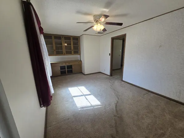 329 N College St, Winfield, KS 67156
