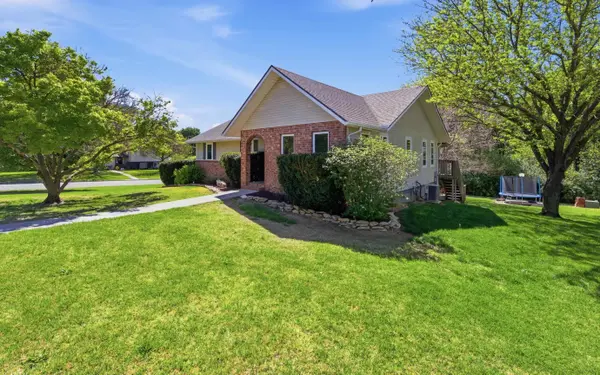 1401 Riverview Rd, Pratt, KS 67124
