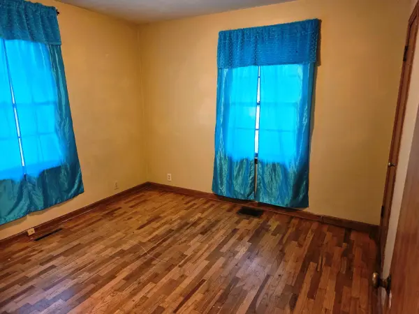820 Grandview Ave, Newton, KS 67114