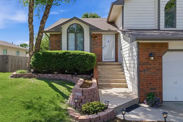 4554 N Eagle Lake Dr, Bel Aire, KS 67220