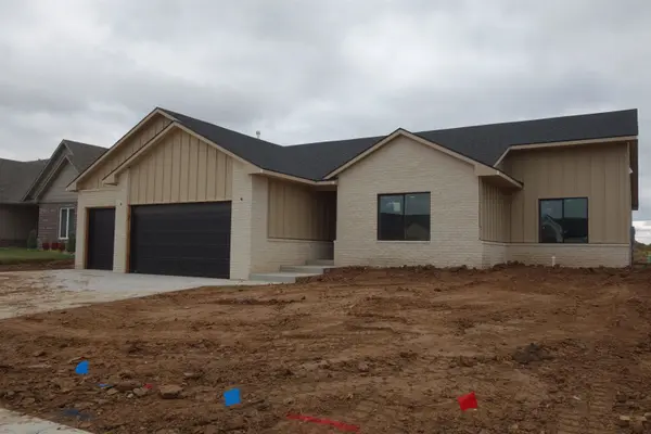 1506 N Emerald Valley Dr, Mulvane, KS 67110