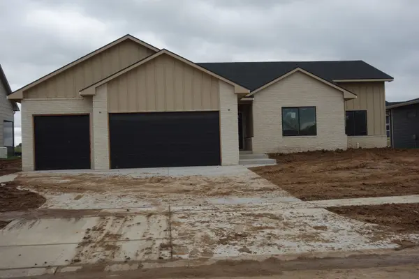 1506 N Emerald Valley Dr, Mulvane, KS 67110