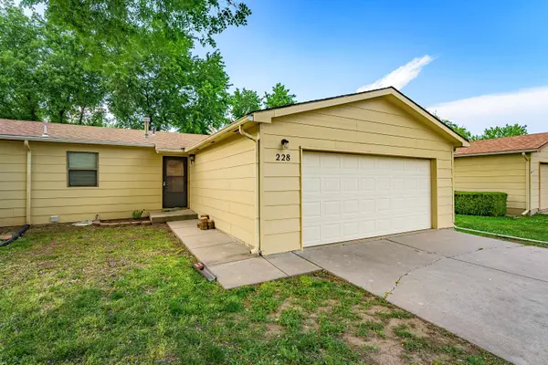 228 W Overlook Dr, Derby, KS 67037-2622