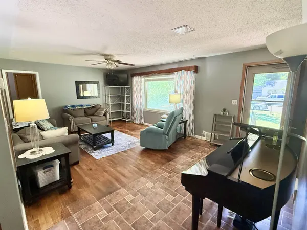 110 W 23rd St, North Newton, KS 67117-8047