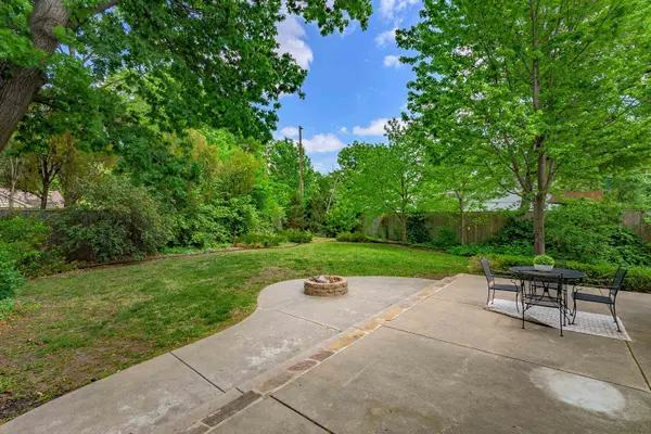 8 S Colonial Ct, Eastborough, KS 67207