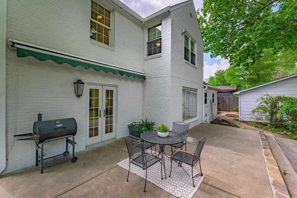 8 S Colonial Ct, Eastborough, KS 67207