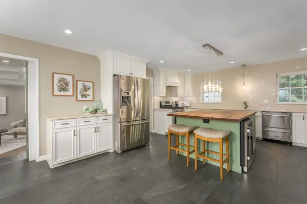 8 S Colonial Ct, Eastborough, KS 67207