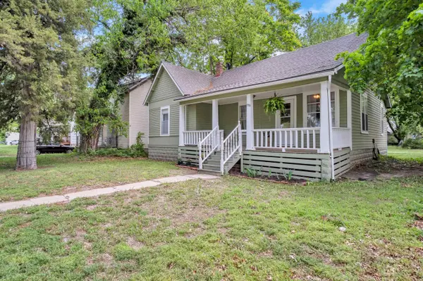 119 E 14th St, Newton, KS 67114