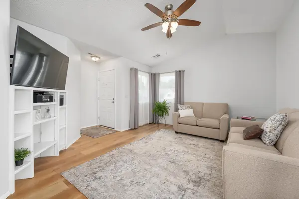 921 E 52nd St S, Wichita, KS 67216-3663
