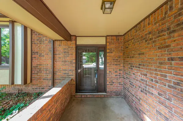 1112 E James St, Derby, KS 67037