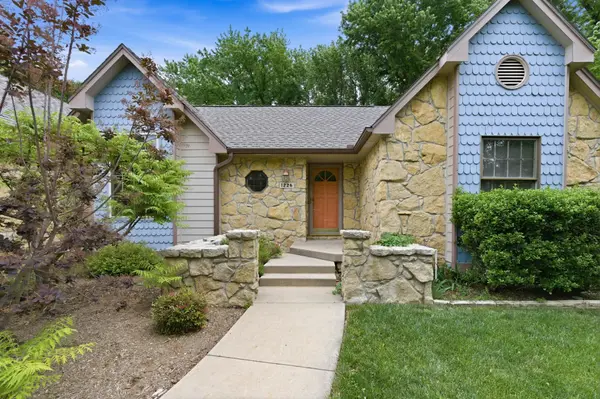 1226 N Briarwood Ct, Derby, KS 67037