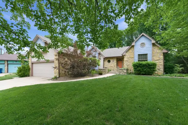1226 N Briarwood Ct, Derby, KS 67037