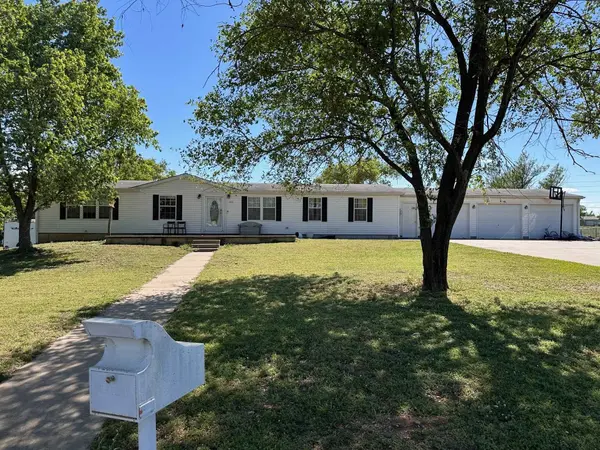 1329 Hillside, Winfield, KS 67156