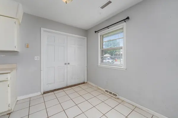 2009 E 52nd St, Wichita, KS 67216