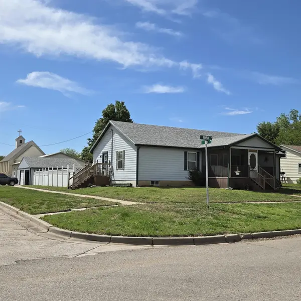 822 Maple St, Gypsum, KS 67448-0142