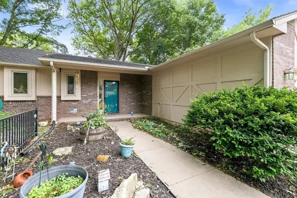 1108 E James St, Derby, KS 67037