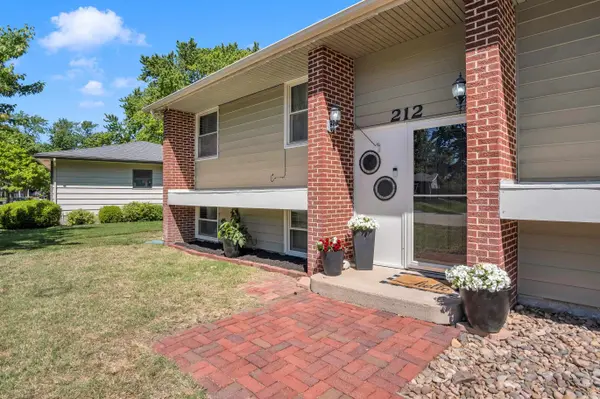 212 Brookside Dr, Newton, KS 67114