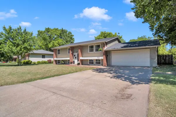212 Brookside Dr, Newton, KS 67114