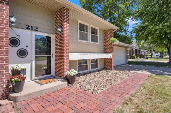 212 Brookside Dr, Newton, KS 67114