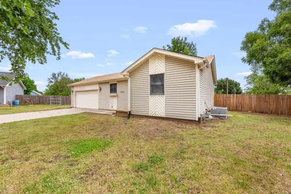3908 S Gilda Cir, Wichita, KS 67215-1768