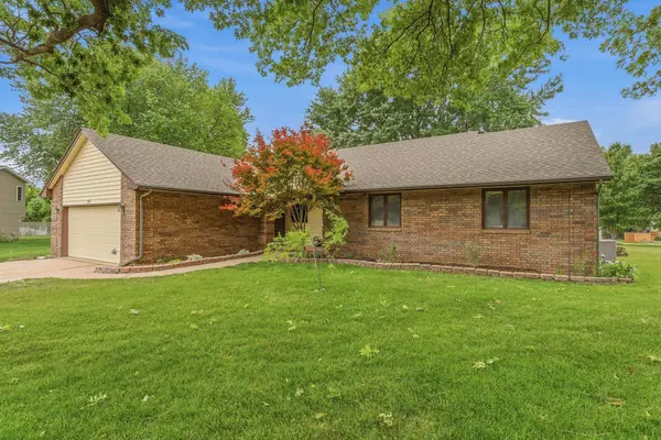 319 N Bay Country Ct, Wichita, KS 67235