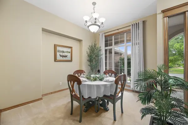 2405 N Peckham Ct, Wichita, KS 67228
