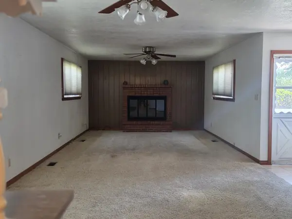 402 N Circle Dr, Wellington, KS 67152