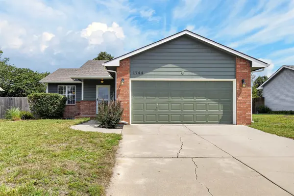 1744 N Country Walk Ln, Mulvane, KS 67110