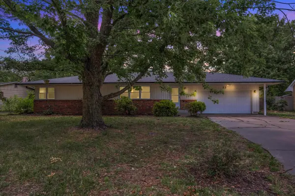 13 Sunset,  Hesston,  KS 67062
