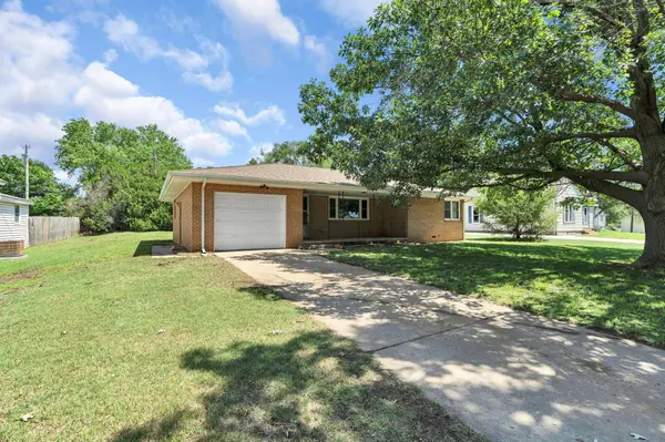 152 W Wallace Ave, Kingman, KS 67068