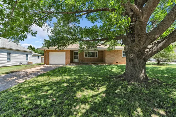 152 W Wallace Ave, Kingman, KS 67068