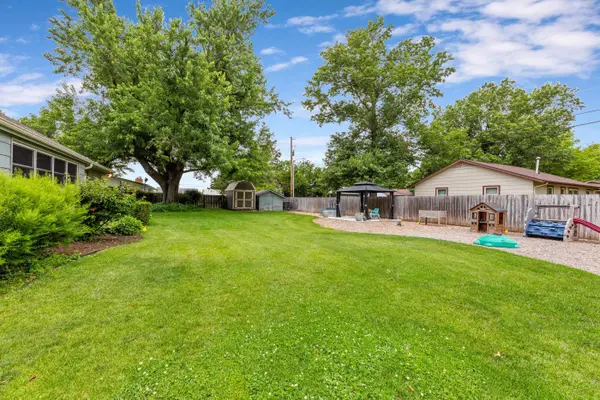 910 W 4th St, Halstead, KS 67056-2021