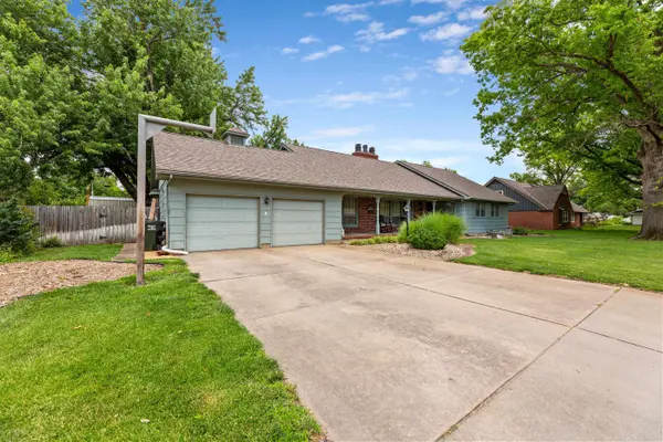 910 W 4th St, Halstead, KS 67056-2021