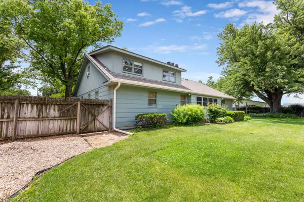 910 W 4th St, Halstead, KS 67056-2021