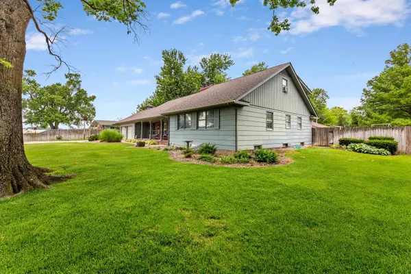 910 W 4th St, Halstead, KS 67056-2021
