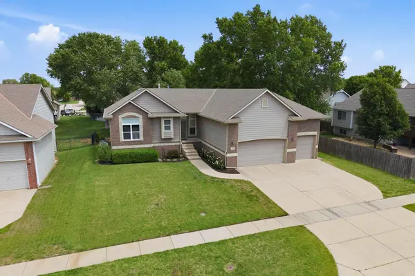 1418 E WoodBrook St, Derby, KS 67037