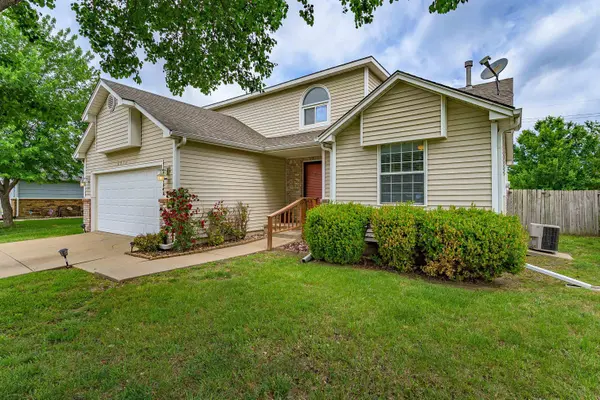 8914 E Cessna St, Wichita, KS 67210-2400
