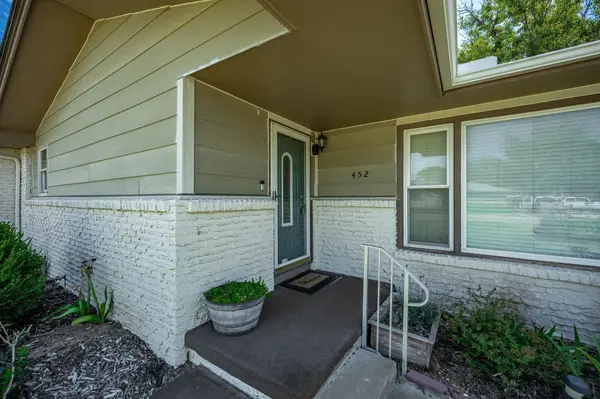 452 S Meadowhaven St, Wichita, KS 67209